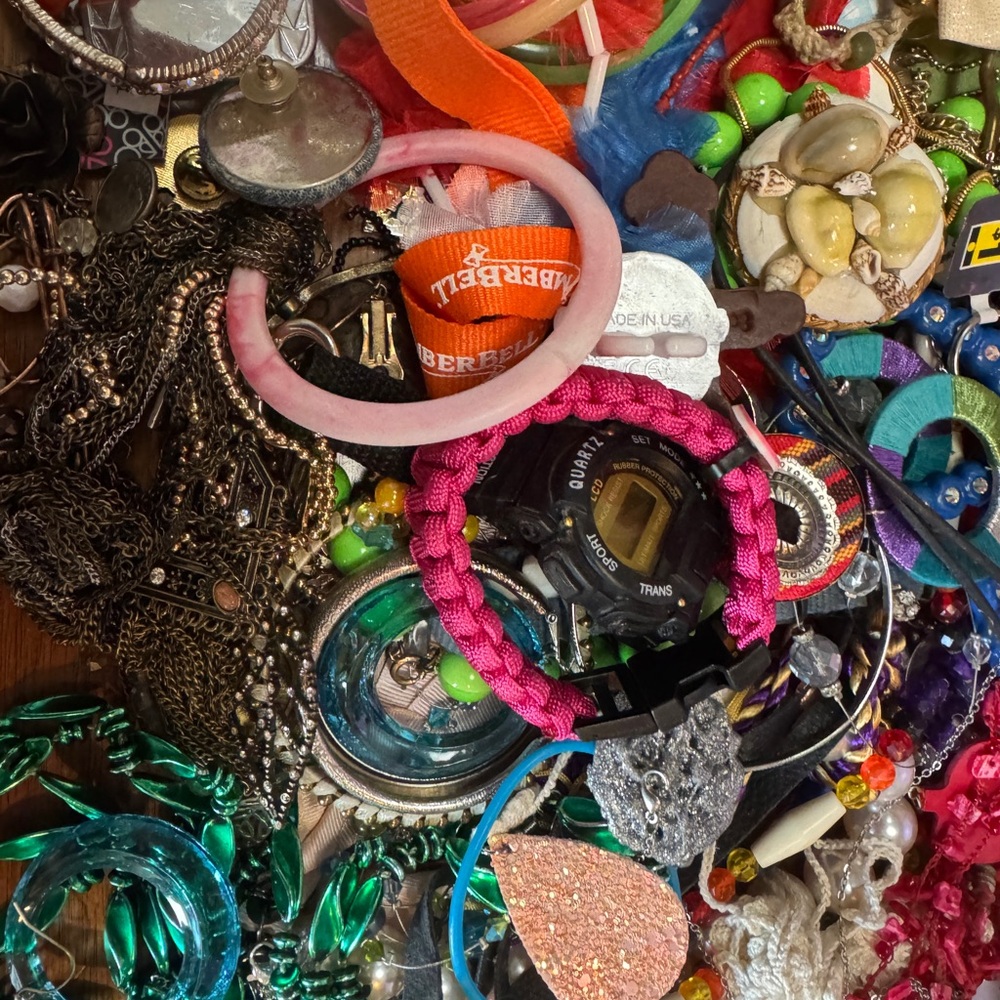 Mostly junk jewelry- 5 lbs - Picture 8 of 8